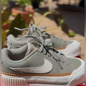 Nike Women’s Legacy Court Lift